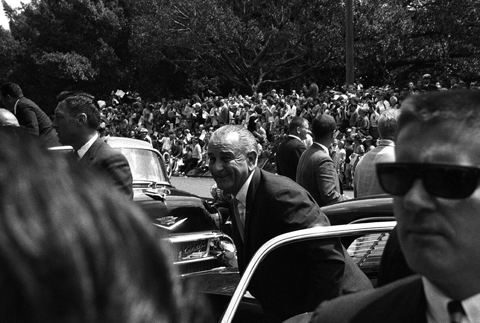 US President Lyndon B. Johnson surrounded by security personnel arriving at the New South Wales Art Gallery on a visit to Sydney, 22 October 1966 (photograph: John Mulligan, National Library of Australia)